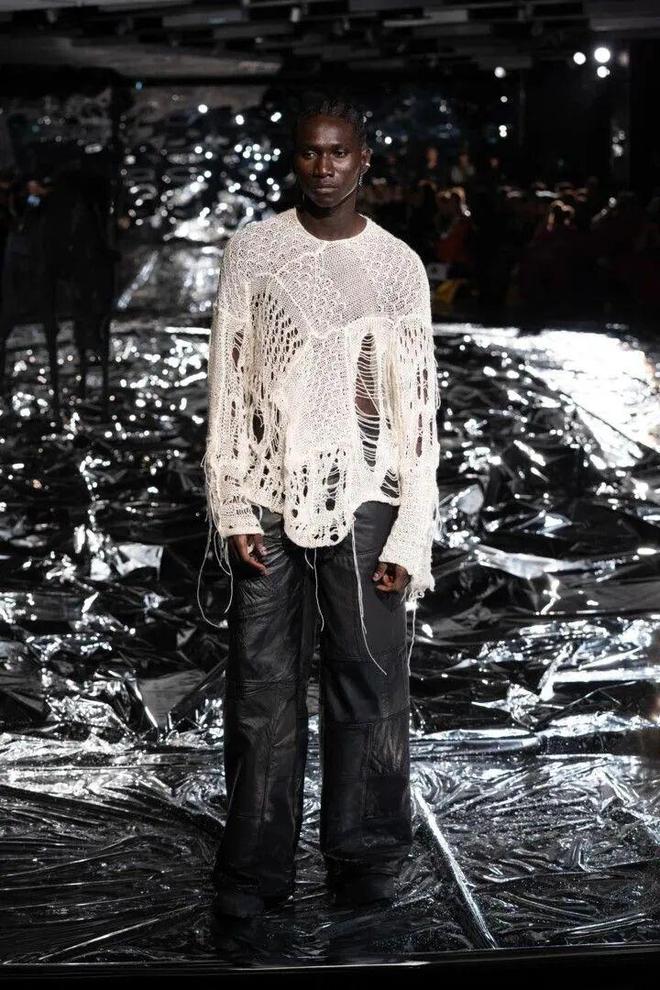 PP电子-针织设计 针织服装整体与局部“破烂风”：解构、撕裂